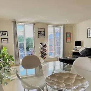 Quarters- Botanic Apartment